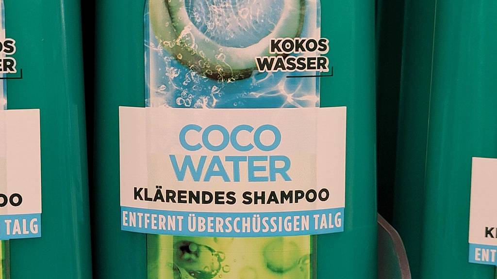 Im Test: Fructis-Shampoo, Detailansicht einer Kunststoffflasche mit klärendem Shampoo.