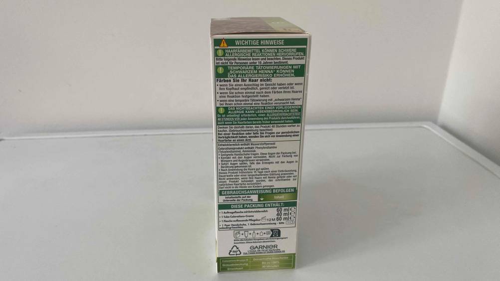 Im Test: Seitenansicht einer Packung Garnier-Haarfarbe mit Informationen vor einer hellen Wand.