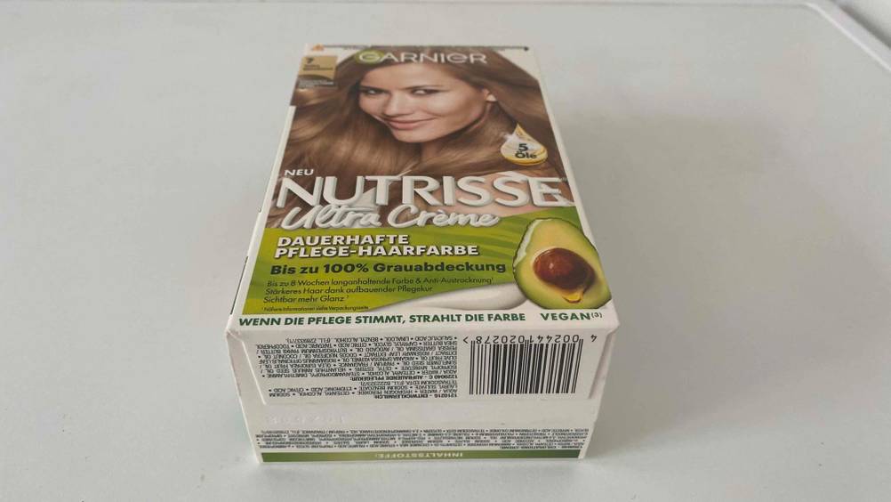 Boden einer Packung der getesteten Garnier-Haarfarbe auf einer hellen Fläche.