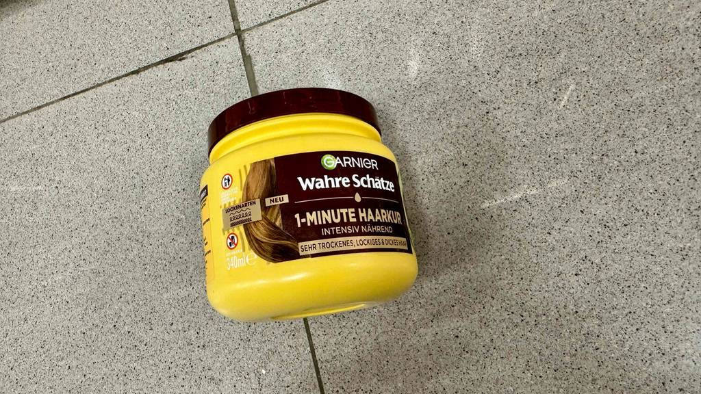Auf der Frontseite einer getesteten Dose Garnier-Haarkur sind Informationen zu Lockenarten.