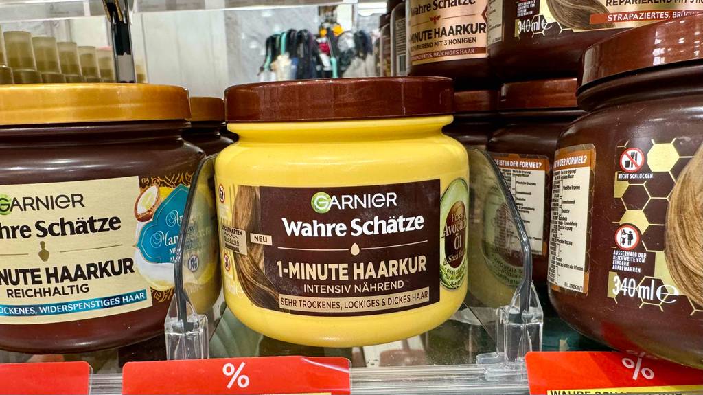 Garnier-Haarkur im Test: Mehrere Dosen unterschiedlicher Varianten stehen in einem Regal.