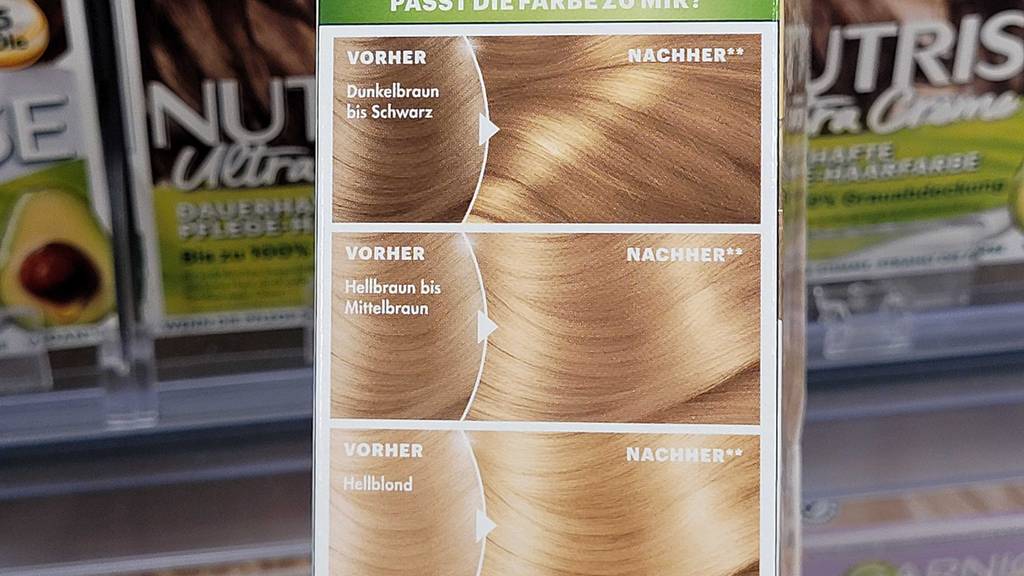 Auf der Rückseite der Verpackung von getestetem Haarfärbemittel blond sind die zu erwartenden Farbergebnisse abgebildet.
