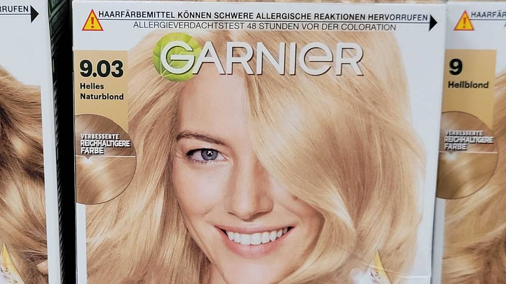 Auf der Vorderseite von getestetem Haarfärbemittel blond ist die Farbnummer angegeben.