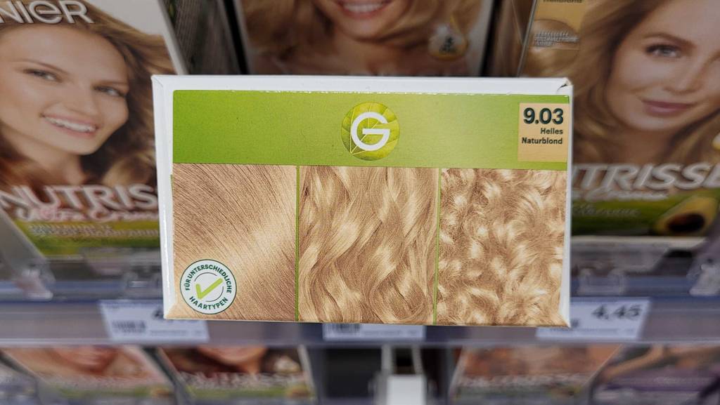 Auf der Oberseite der Verpackung von Haarfärbemittel blond im Test sind verschiedene Frisuren abgebildet.