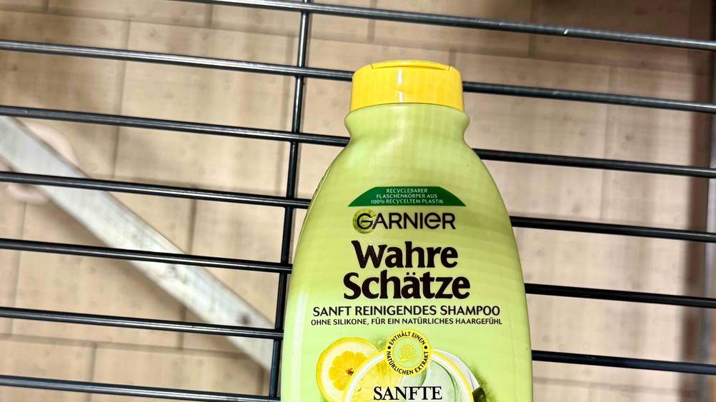 Garnier-Shampoo im Test: Nahaufnahme der Vorderseite der Flasche mit Logo und Artikelbezeichnung.