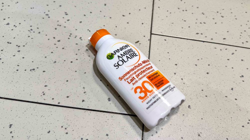 Getestet: Eine Flasche Garnier-Sonnencreme liegt auf einem hellen Boden.