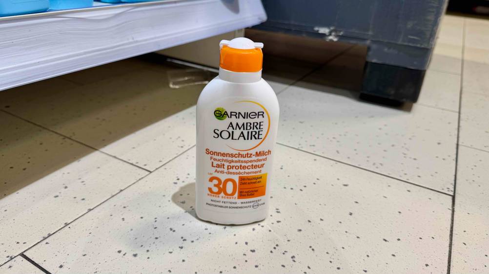 Garnier-Sonnencreme getestet: Eine Flasche von schräg oben auf einem Fließenboden.