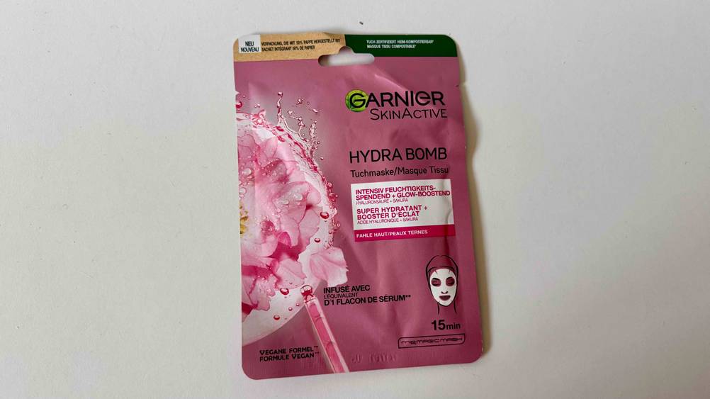 Garnier-Tuchmaske-Test: Eine Packung von oben auf einer hellen Fläche.