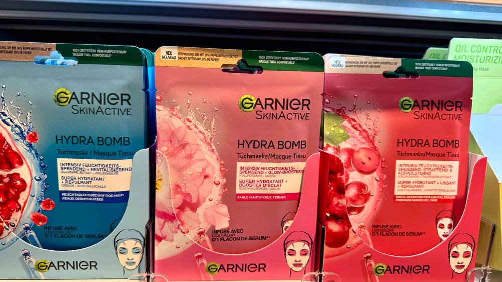 Die Garnier-Tuchmaske im Test neben anderen Produkten in einem Verkaufsregal.