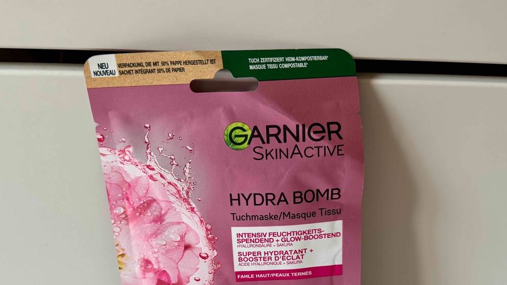 Garnier-Tuchmaske im Test: Nahaufnahme der Vorderseite der Packung mit Logo.