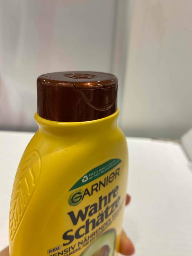 Blick auf den Deckel einer Flasche Wahre Schätze-Shampoo im Test.