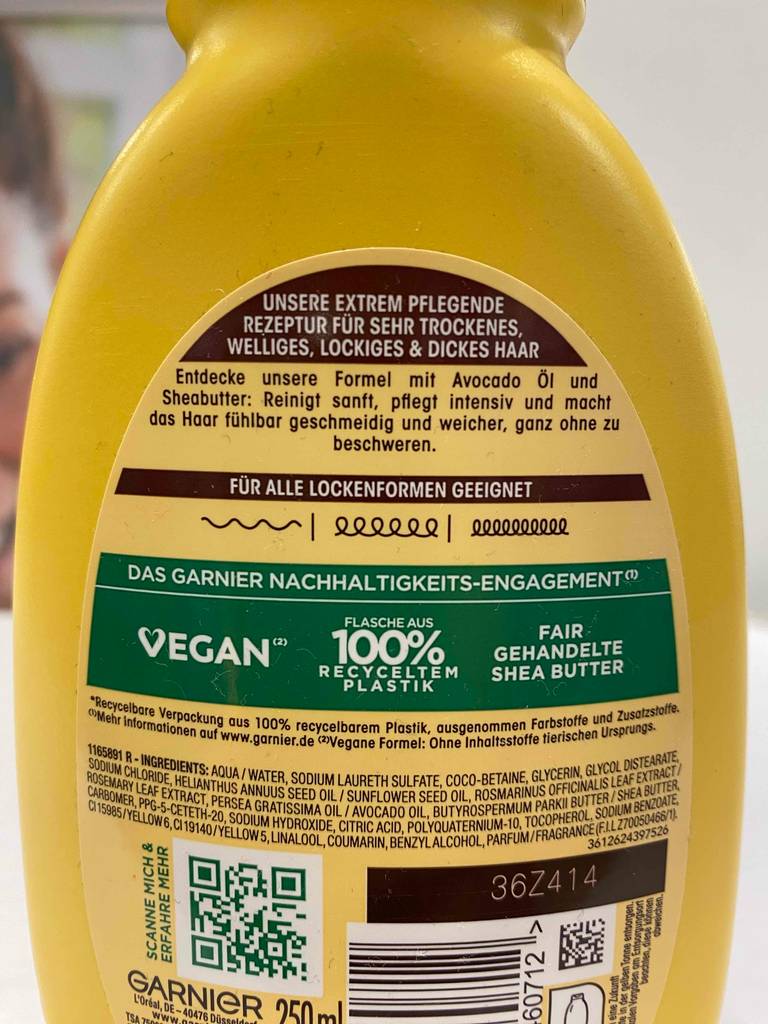 Wahre Schätze-Shampoo im Test: Auf der Rückseite einer Flasche stehen Informationen zum Inhalt.