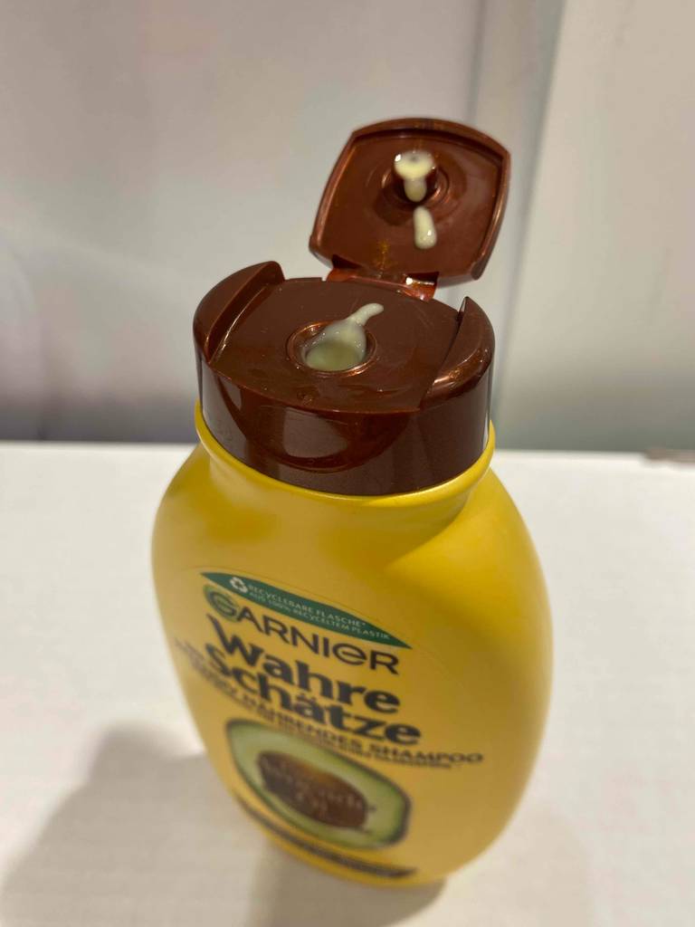 Wahre Schätze-Shampoo getestet: Blick von oben auf eine Flasche mit geöffnetem Deckel mit einem Klecks Shampoo.