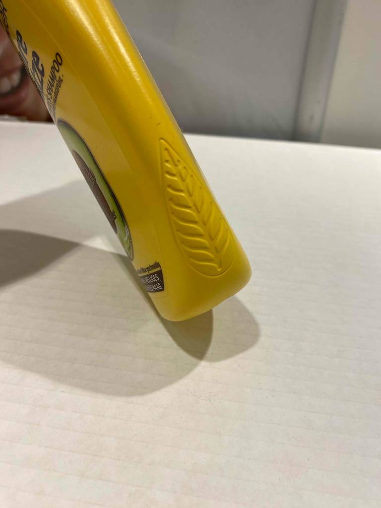 Auf der Seite einer Flasche Wahre Schätze-Shampoo im Test ist ein Motiv eingestanzt.