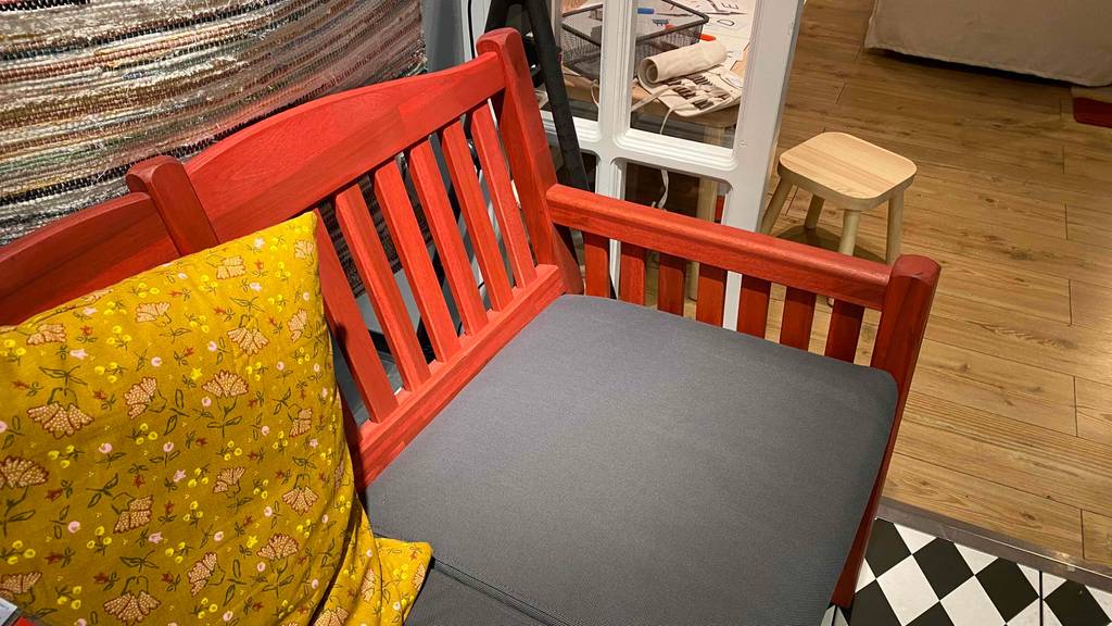 Eine getestete Gartenbank befindet sich in einem IKEA-Möbelhaus.
