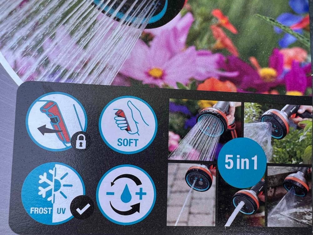 Im Test: Nahaufnahme der Infografiken und Bildern auf der Verpackung einer Gartenbrause.