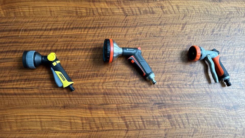 Drei Gartenbrausen liegen nebeneinander auf einem Tisch