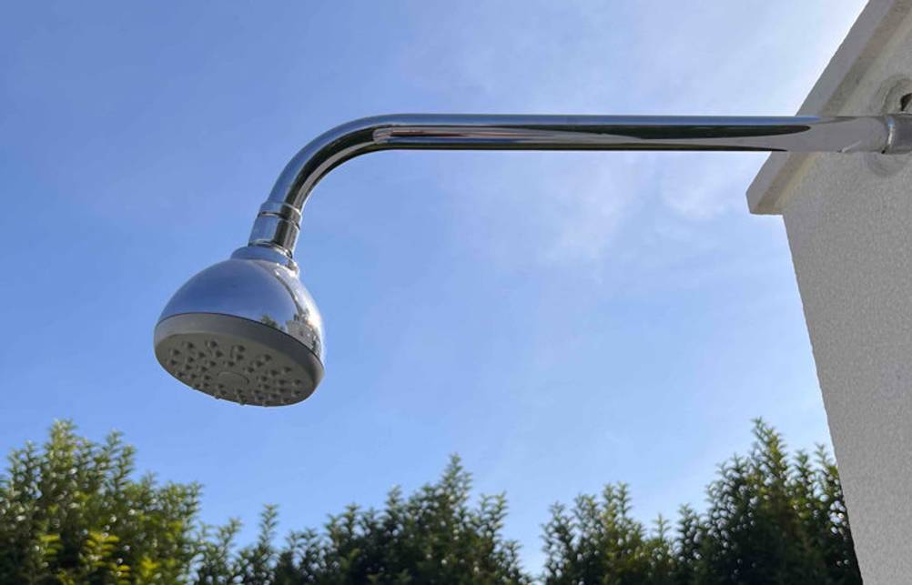 Gartendusche im Test: Nahaufnahme eines silbern verchromten Duschkopfs.