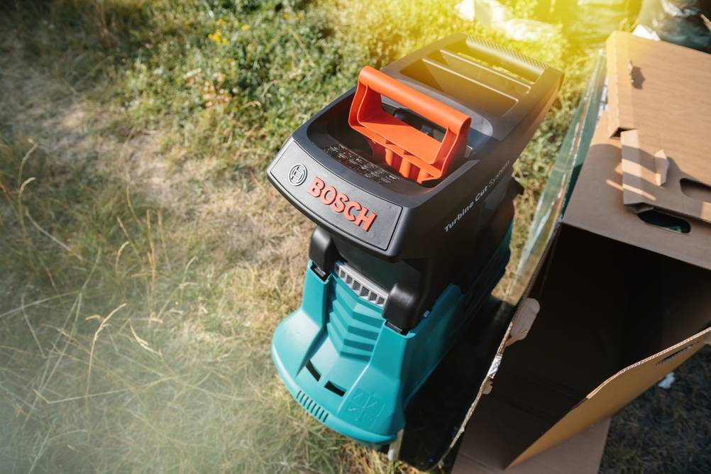 Ein Häcksler von Bosch Professional in einem Garten.