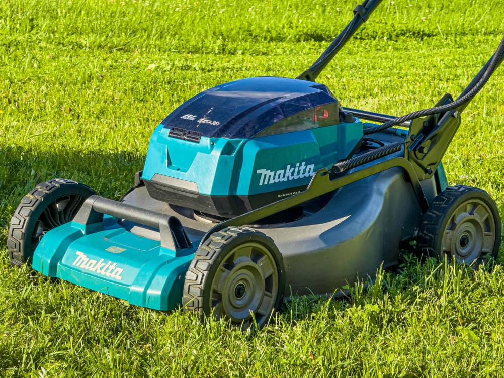 Ein Rasenmäher von Makita.