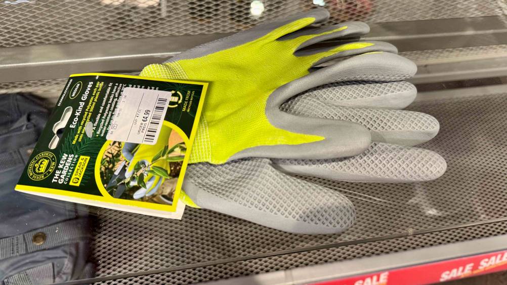 Gartenhandschuhe im Test: Auf einer Glasplatte liegen die Handschuhe.