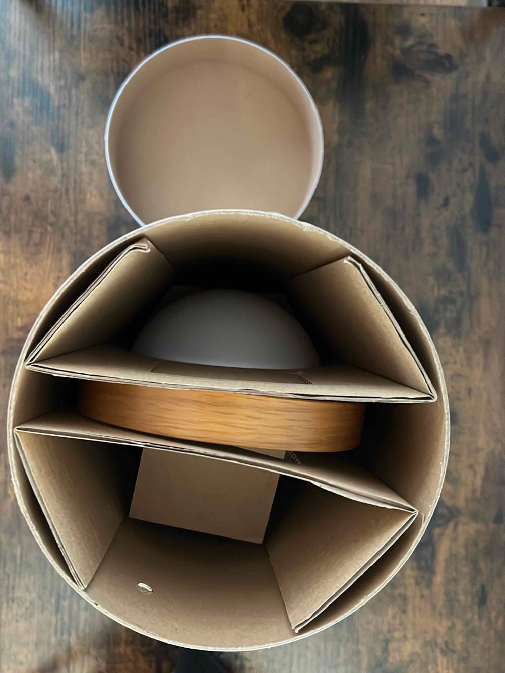 Gartenleuchte getestet: Innenansicht der Verpackung von oben.