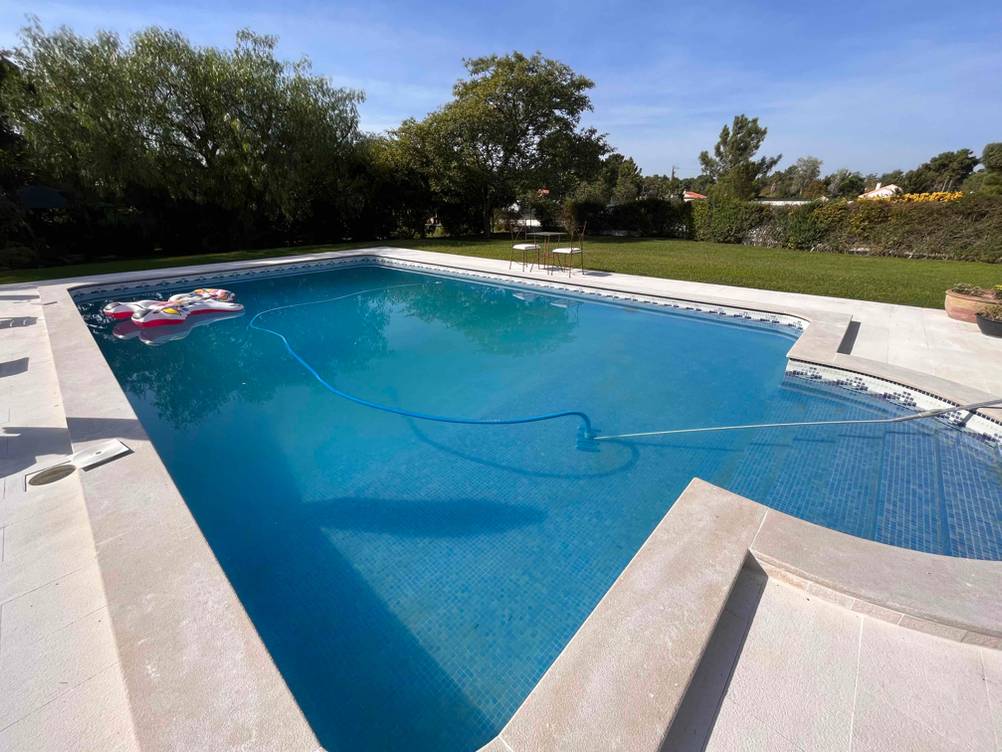 Gartenpool getestet: Ein Garten mit einem gemauerten Gartenpool.