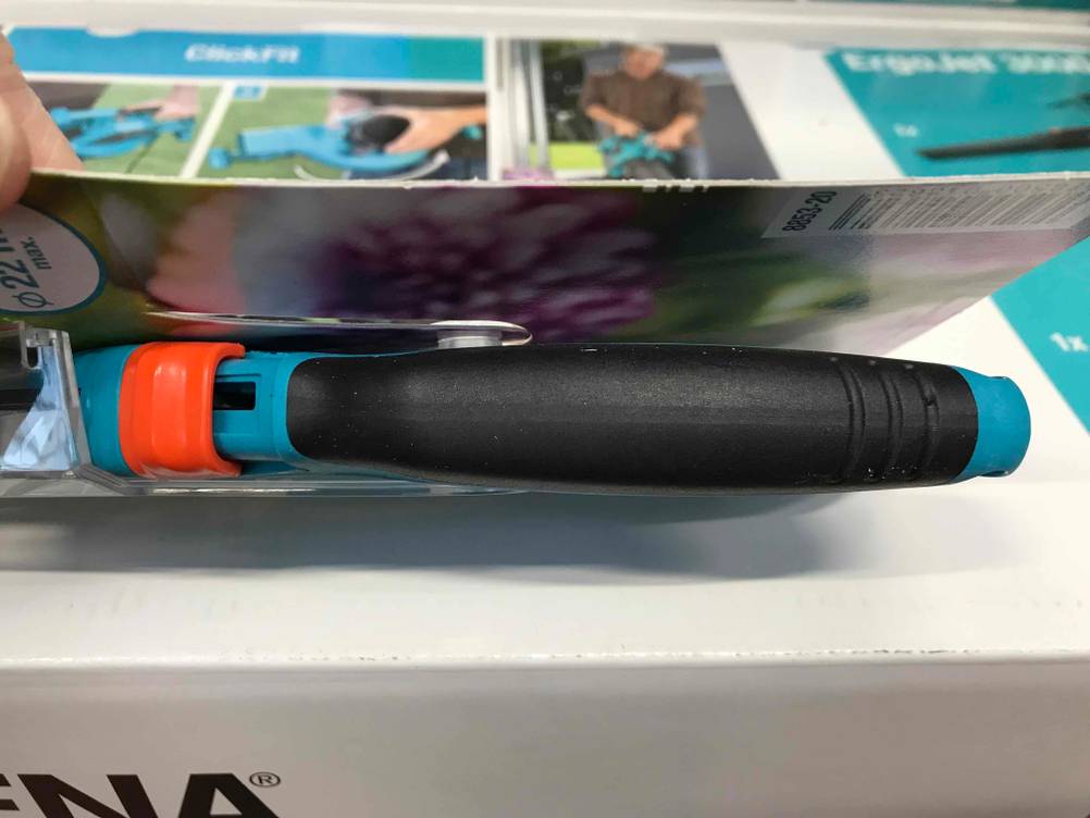Im Test: Nahaufnahme der Oberseite inklusive Gummierung des Griffes einer Gartenschere.