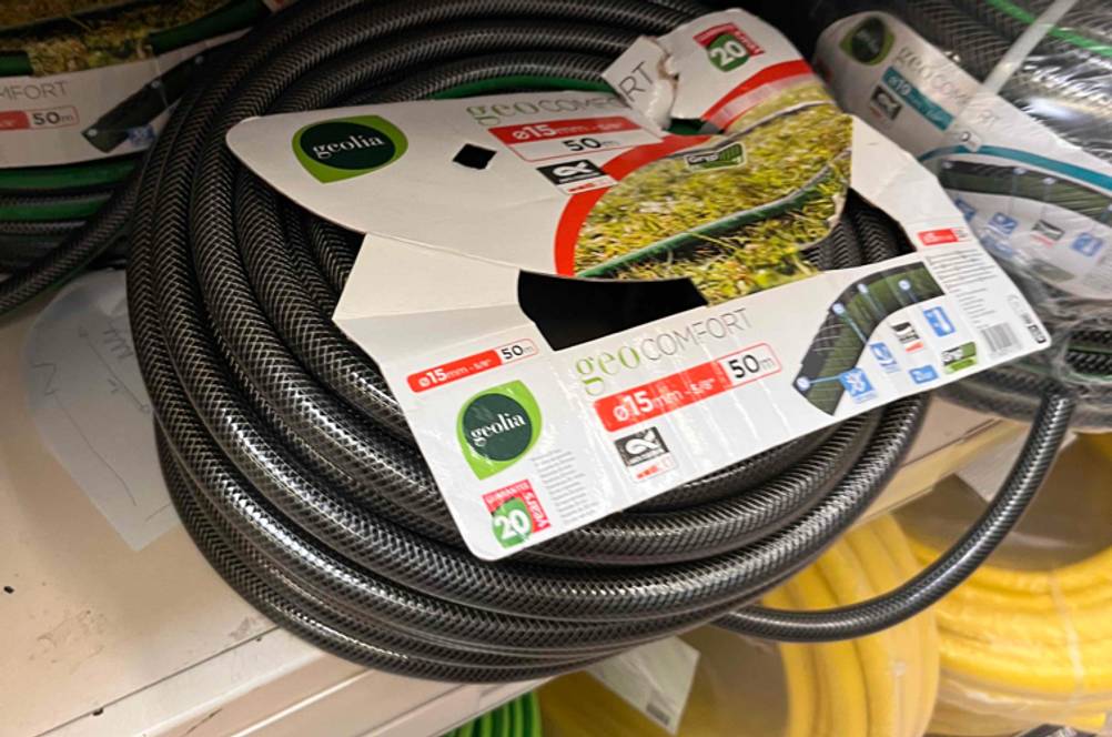 In einem Regal liegt ein getesteter Gartenschlauch 3/4 Zoll 50m.