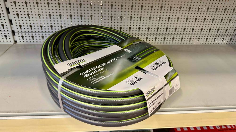 Getestet: Der Gartenschlauch 30m liegt in einem Regal.