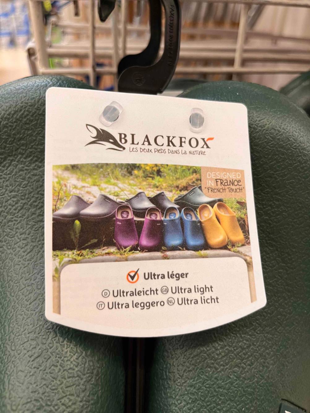 Getestete Gartenschuhe von der Marke Blackfox befindet sich im Geschäft. 