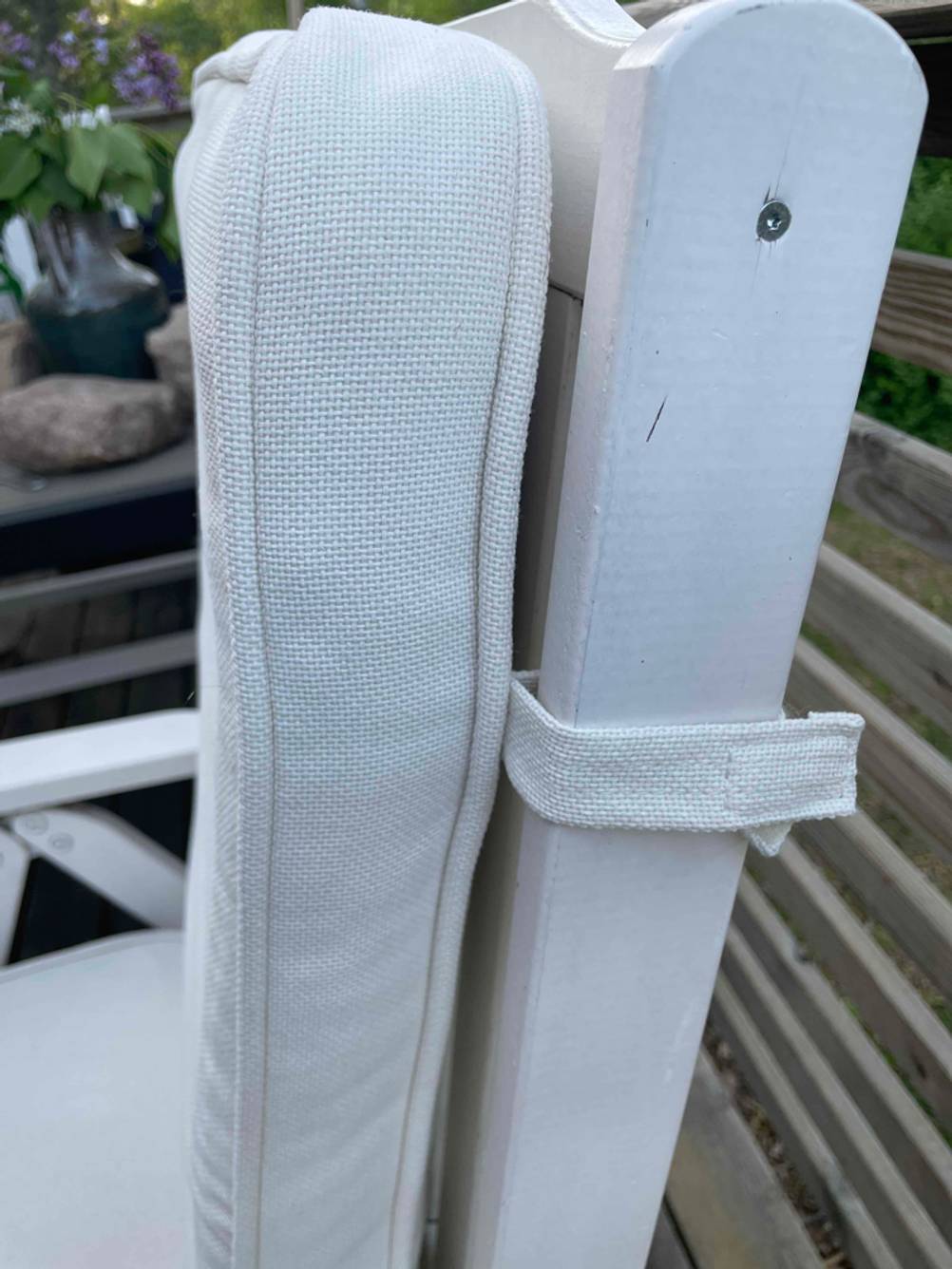 Nahaufnahme eines Befestigungsriehmens der Rückenlehne einer getesteten Gartenstuhlauflage.