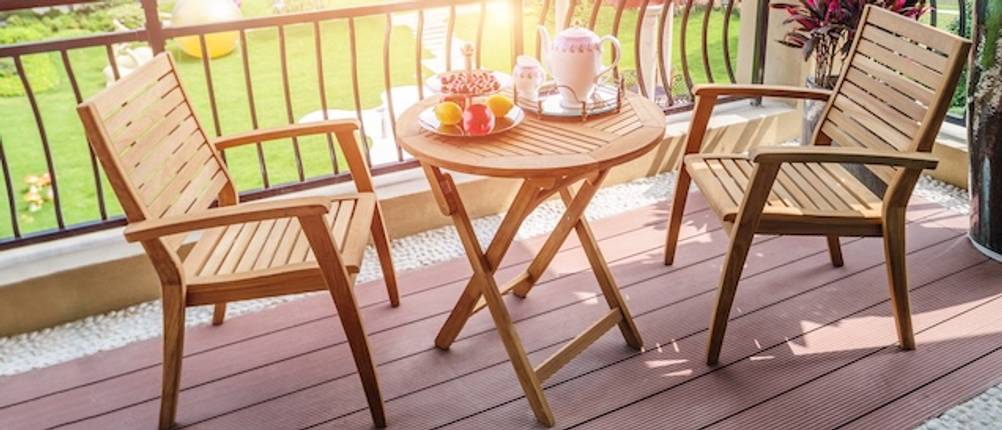 Kleiner runder Gartentisch aus Holz mit zwei Stühlen auf einem Balkon getestet.
