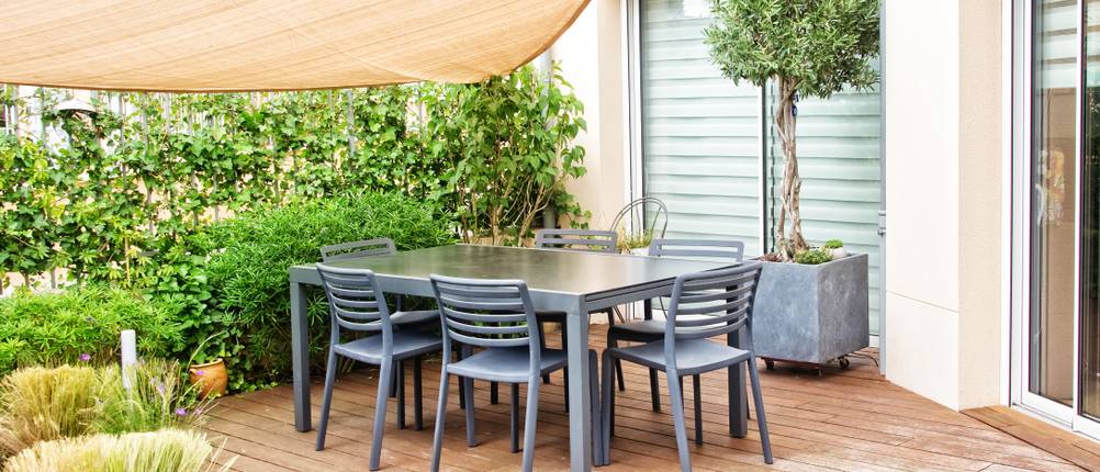ausziehbarer Gartentisch mit Stüglen auf einer Terrasse
