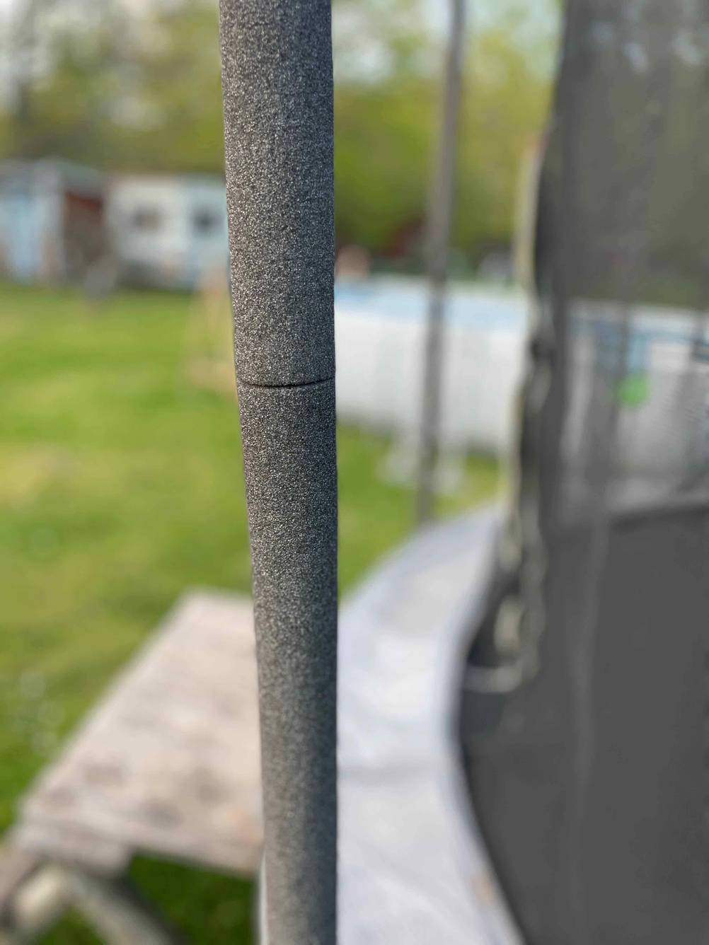 Nahaufnahme der Schaumstoffummantelung der Stäbe eines getesteten Gartentrampolins.