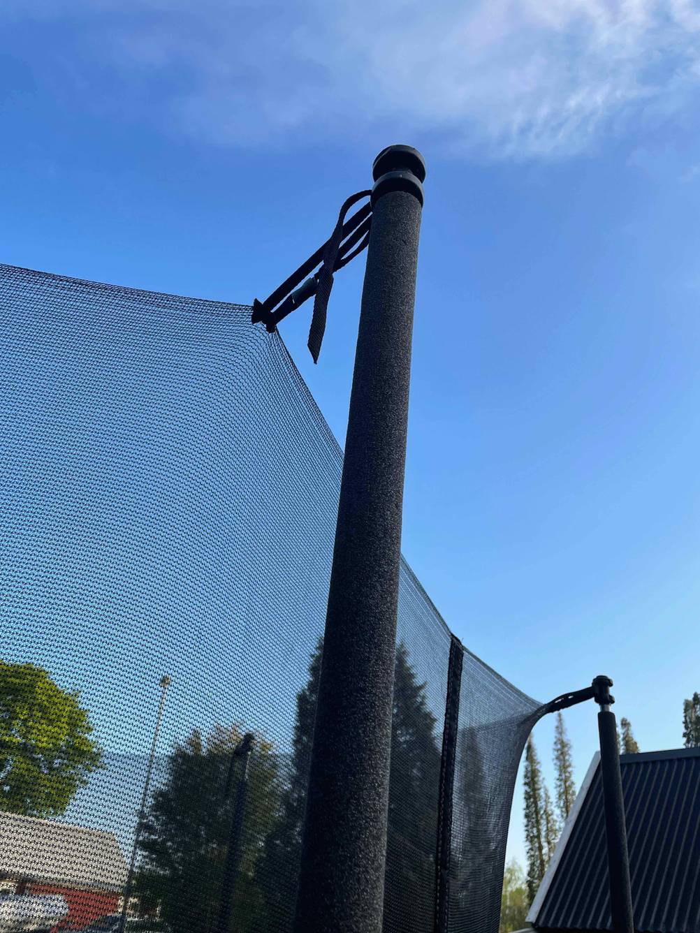 Nahaufnahme eines gepolsterter Netzpfosten des getesteten Gartentrampolins.