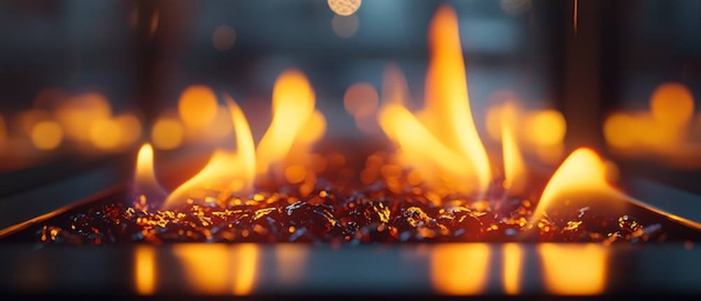 Gas-Feuerstelle getestet: Flammen einer Gas-Feuerstelle in Nahaufnahme.