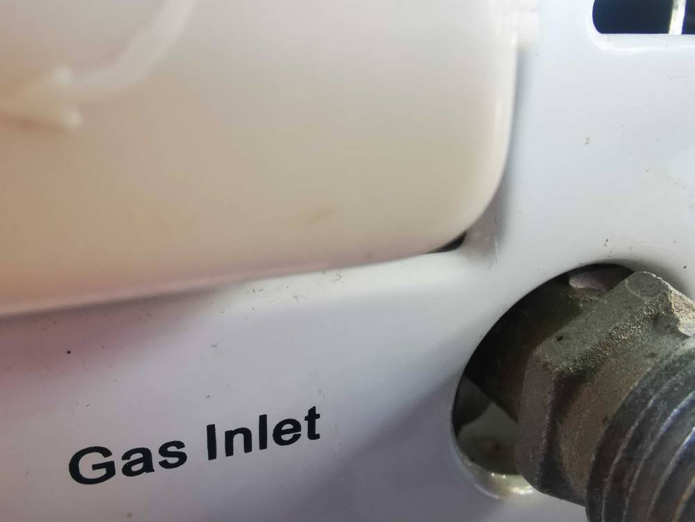 Gasdurchlauferhitzer getestet: Nahaufnahme des Aufdrucks 'Gas Inlet' auf der Rückseite.