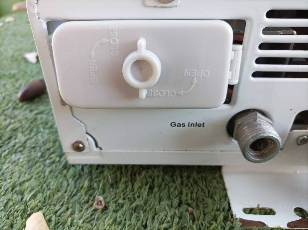 Nahaufnahme einer Klappe hinten an einem getesteten Gasdurchlauferhitzers.