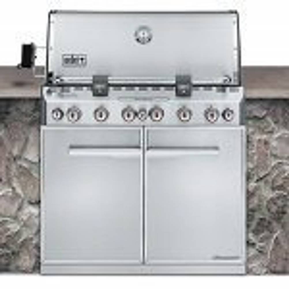 fest installierter Gasgrill mit 3 Brennern in einer Outdoorküche