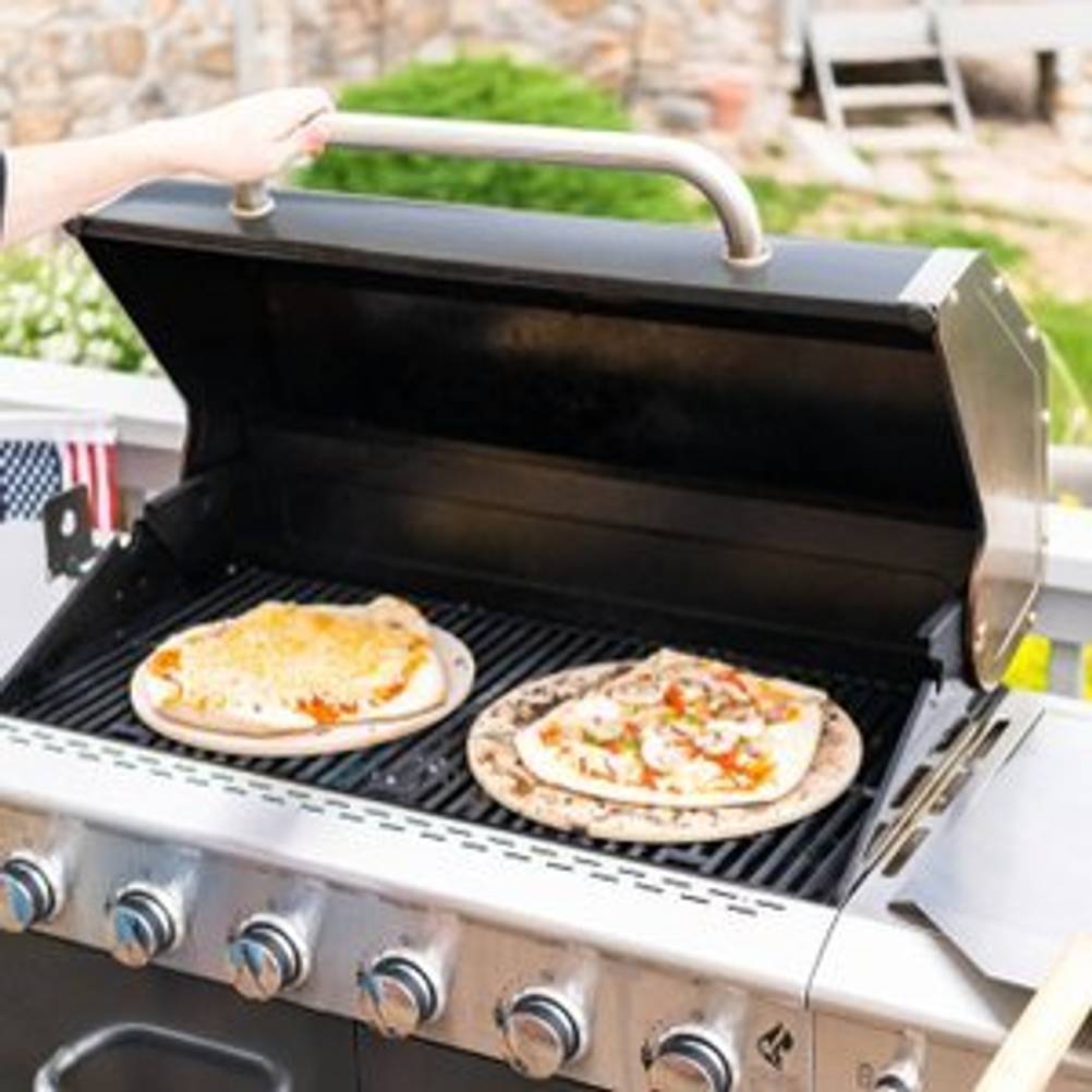 Gasgrill mit 3 Brennern in dem Pizza bäckt