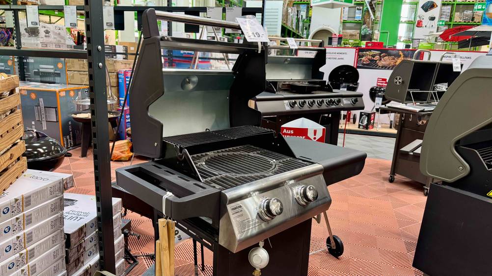 In einer Verkaufsausstellung steht der Gasgrill bis 400 Euro im Test.