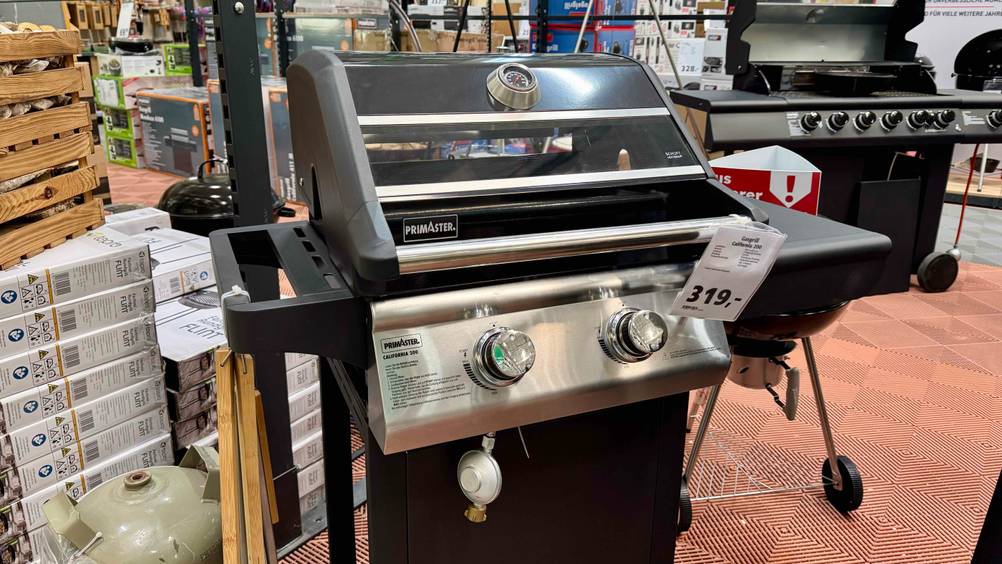 Getestet: Der Gasgrill bis 400 Euro von schräg vorne mit geschlossener Klappe und Preisangabe.