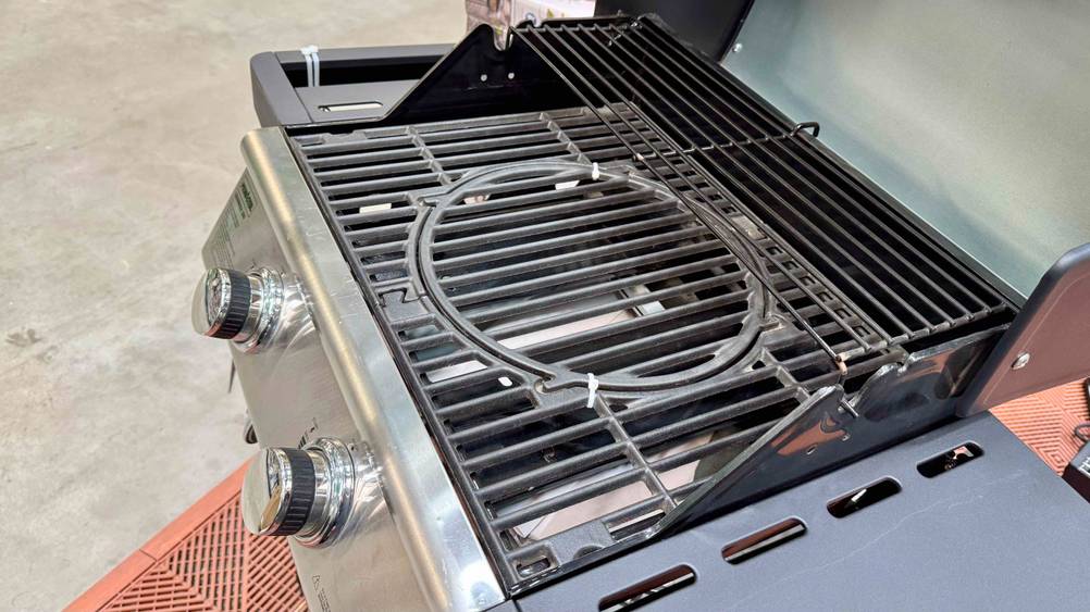Gasgrill bis 400 Euro getestet: Nahaufnahme des Grillrostes und der Bedienelemenete.