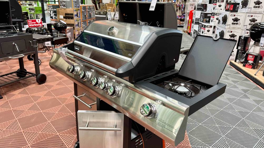Seitliche Ansicht des getesteten Gasgrill bis 500 Euro mit geschlossener Klappe.