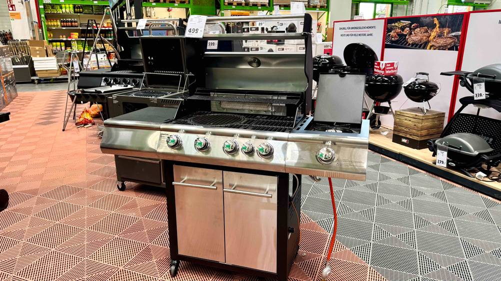 Getestet: Der Gasgrill bis 500 Euro von schräg vorne mit Unterschrank.