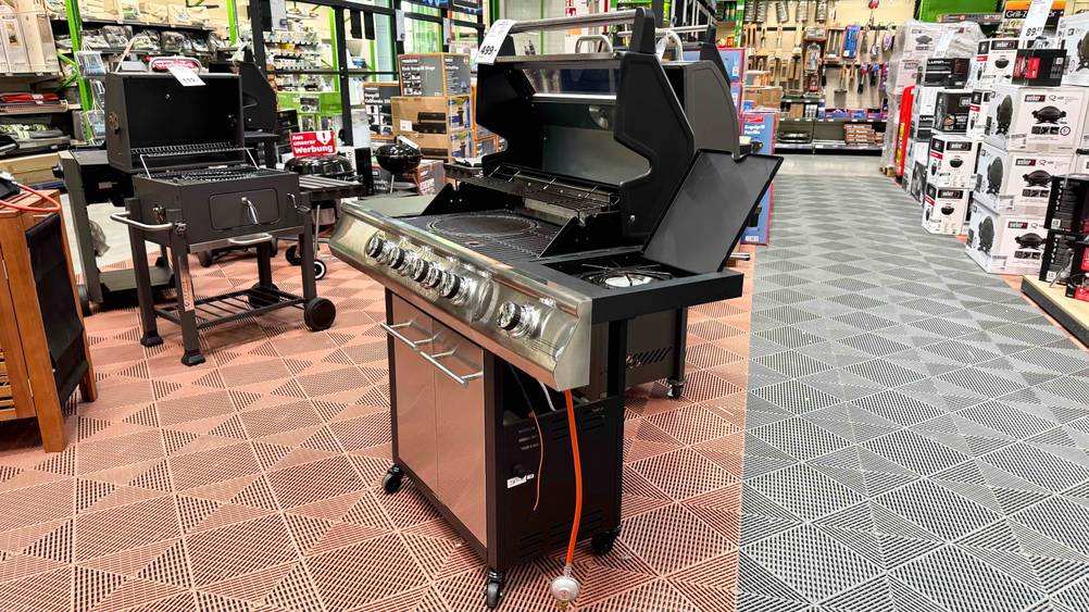 Ein getesteter Gasgrill bis 500 Euro in einer Austellung.