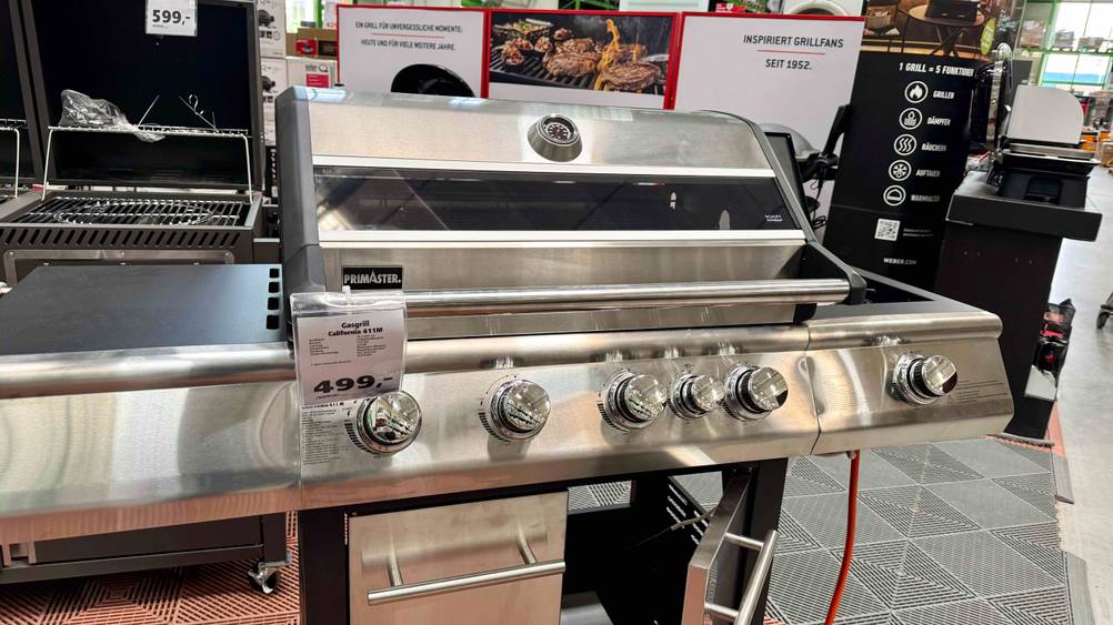 Ein getesteter Gasgrill bis 500 Euro von schräg vorne mit Bedienelementen.