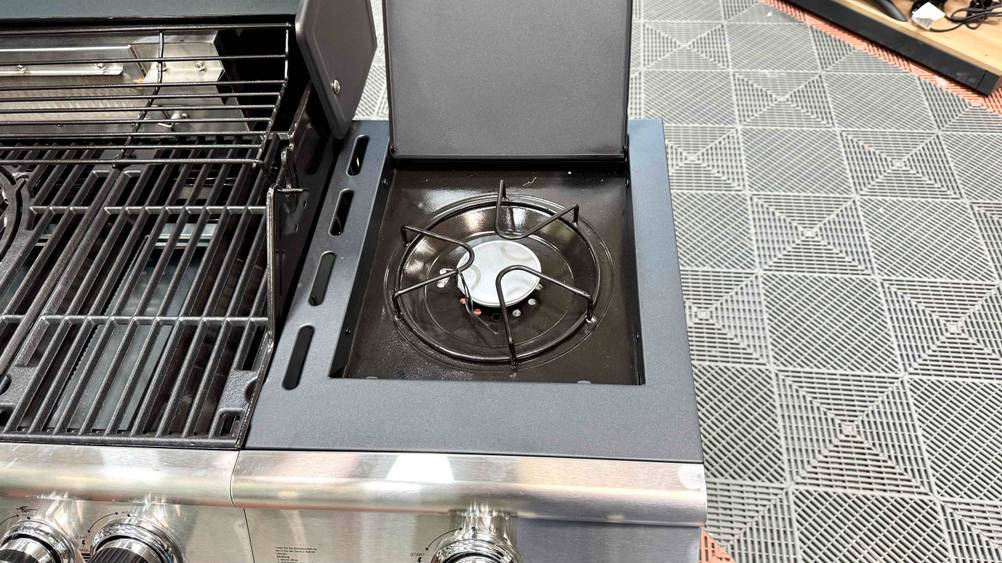 Gasgrill bis 500 Euro im Test: Nahaufnahme des Gaskochfeldes.
