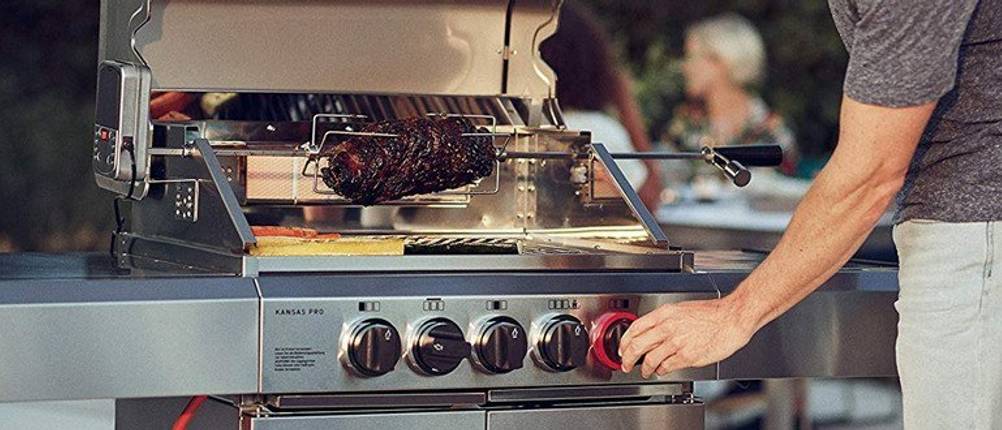 Drehspieß mit Grillgut an einem Infrarot-Gasgrill